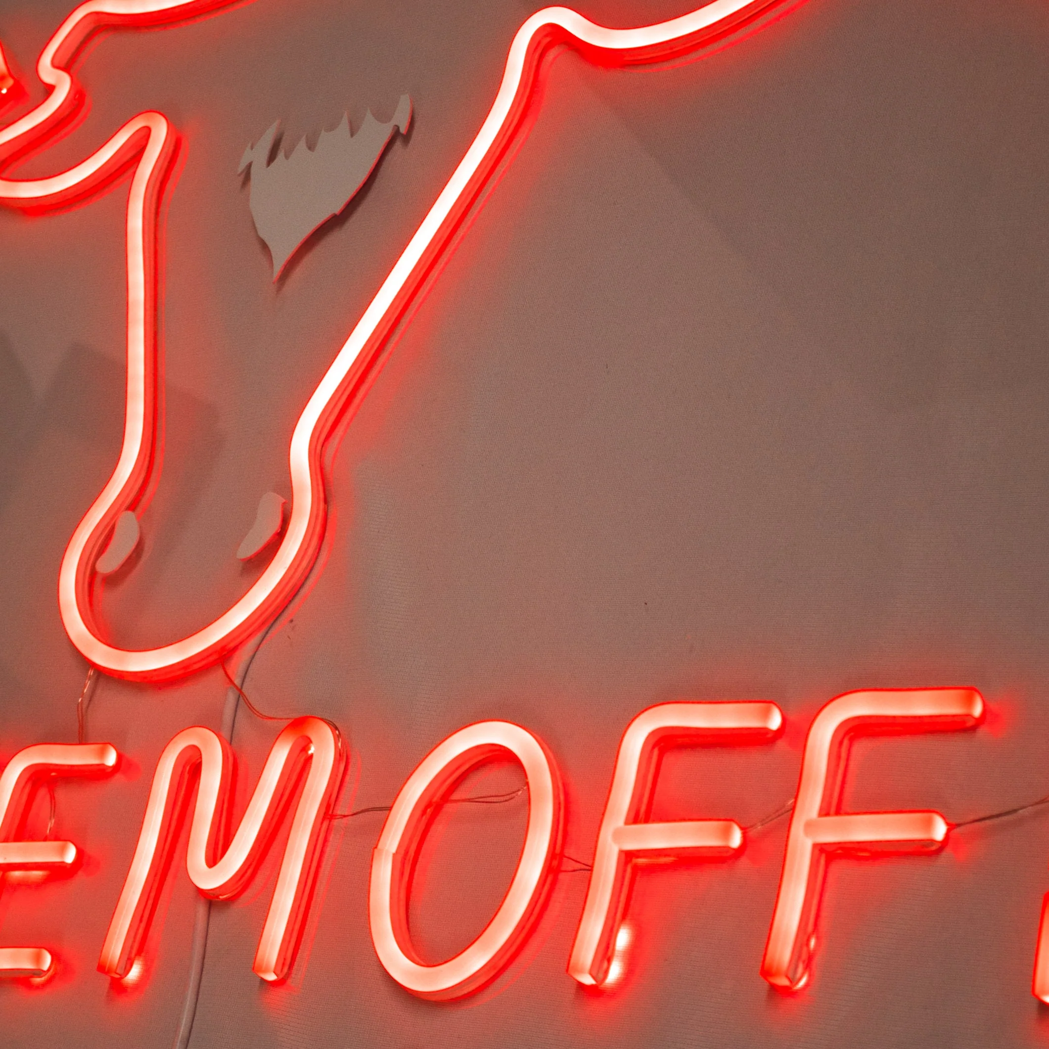 Saw 'Em Off Neon Sign - Image 5